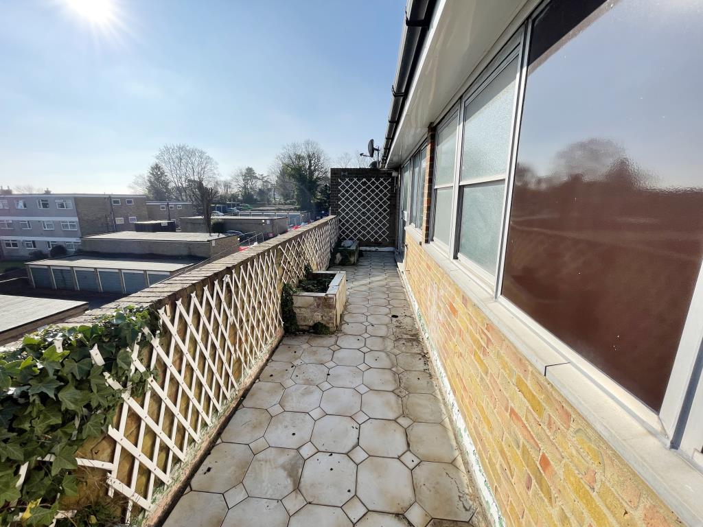 Lot: 128 - THREE-BEDROOM MAISONETTE FOR IMPROVEMENT - Image of the large balcony for flat in Sydenham